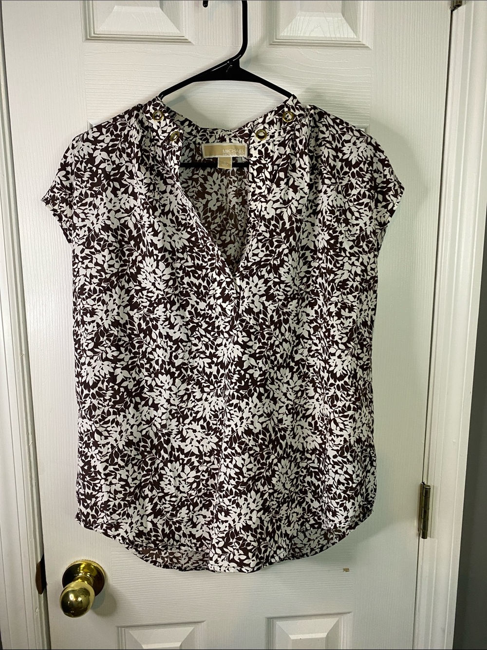 Michael Kors Brown and White Floral V-Neck Cap Sleeve Blouse Size Small.